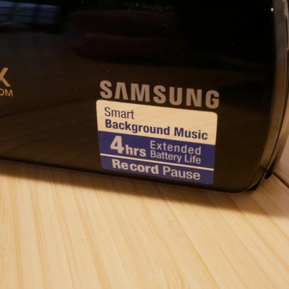 Samsung SMX-F54‎ Camcorder - 16GB Internal Memory (can also use SD cards) bundle